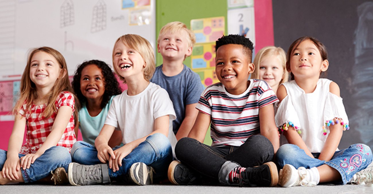 Lachende Kinder in einer Grundschule