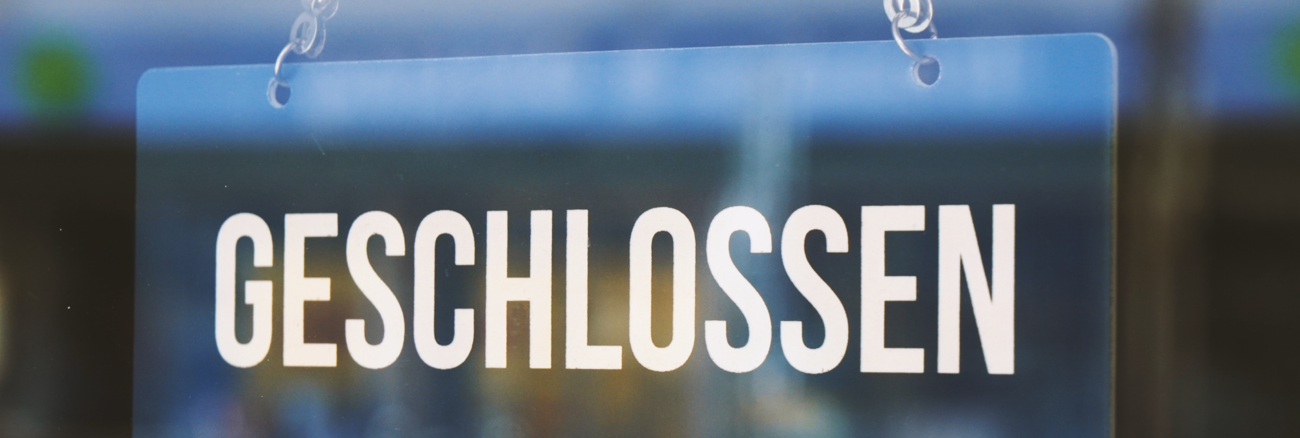 In einem Fenster hängt ein Schild mit der Aufschrift: Geschlossen © iStock/Axel Bueckert In einem Fenster hängt ein Schild mit der Aufschrift: Geschlossen © iStock/Axel Bueckert
