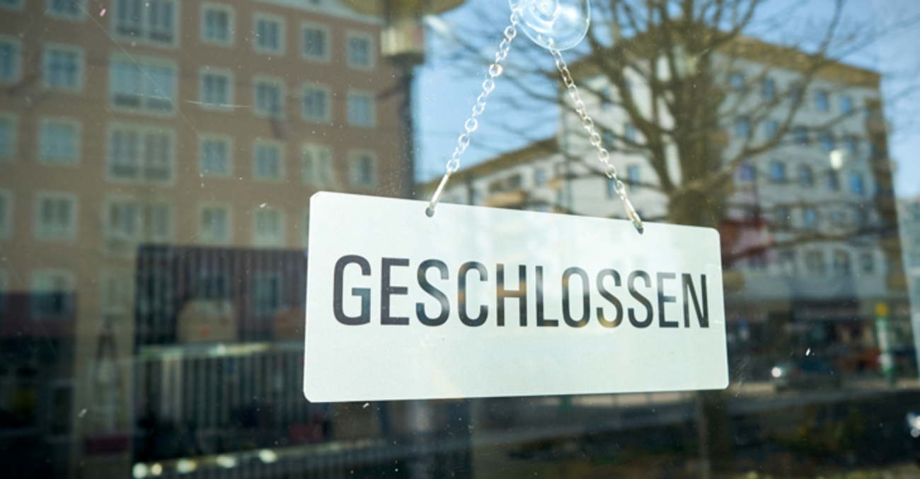 Ein Schild mit der Aufschrift »Geschlossen« hängt in einem Schaufenster © iStock/Heiko119