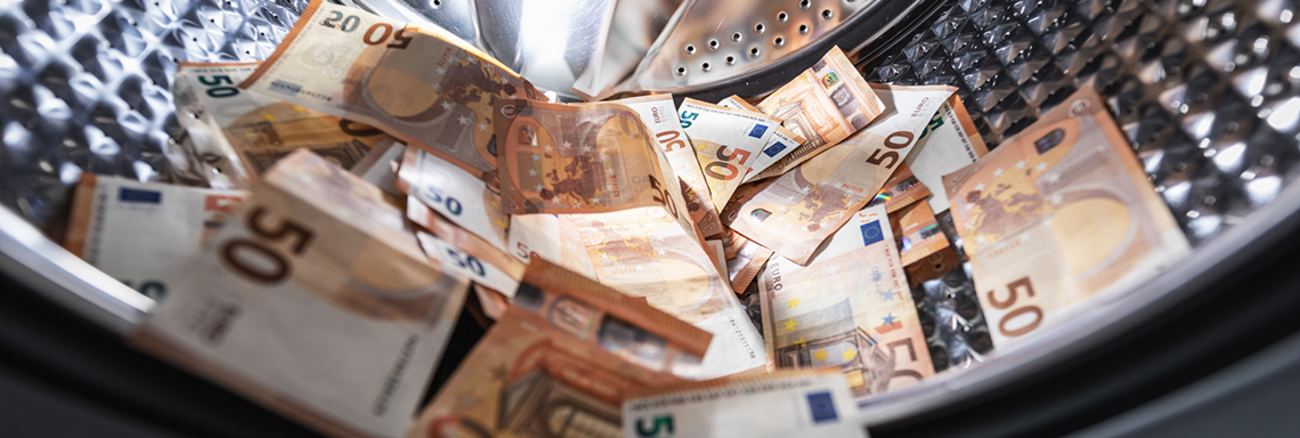 Fünfzig-Euro-Geldscheine in einer Waschmaschine 