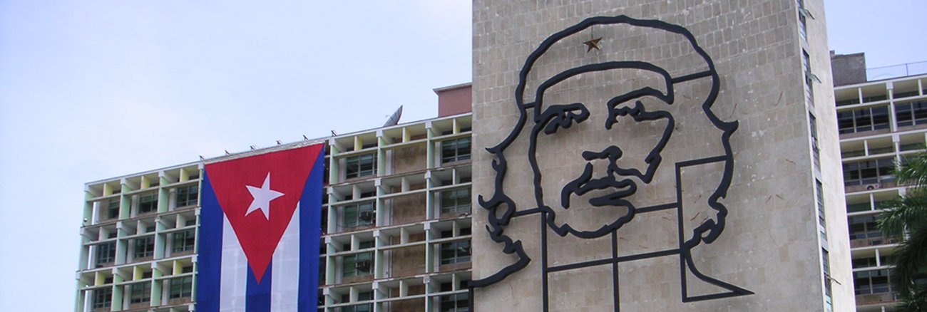 Havanna: Che Guevara Bildnis am Ministerium des Inneren mit dem Spruch an der Wand "Hasta la victoria siempre"