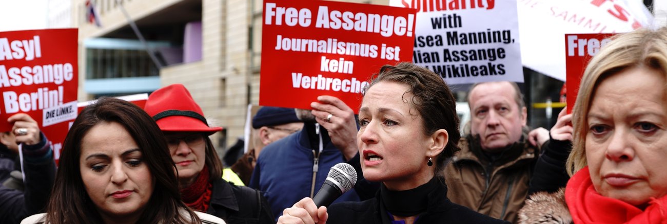 Demonstration am 12. April 2019 vor der Britischen Botschaft in Berlin gegen die Verhaftung von Wikileaks-Gründer Julian Assange © Olaf Krostiz