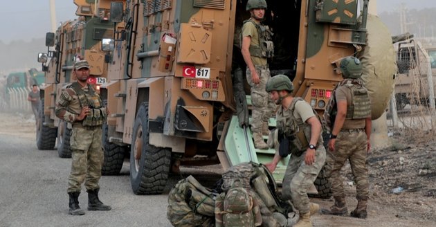 Türkische Soldaten entladen am 11. Oktober 2019 in der Grenzstadt Akcakale einen Lkw der türkischen Armee @ REUTERS/Khalil Ashawi