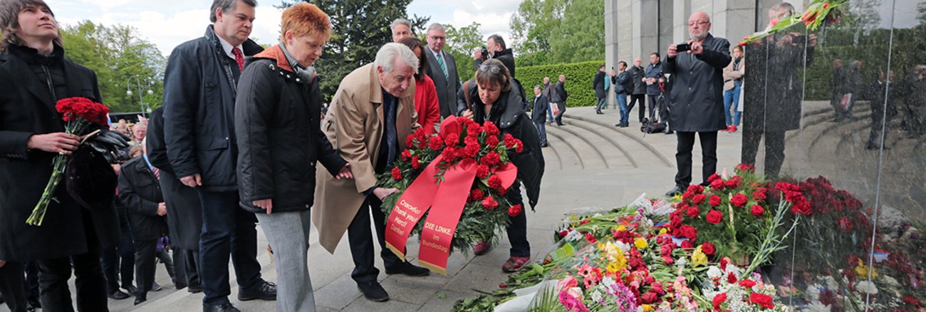 Kranzniederlegung am Sowjetischen Ehrenmal in Berlin: Petra Pau, Wolfgang Gehrcke, Sevim Dagdelen und Heike Hänsel