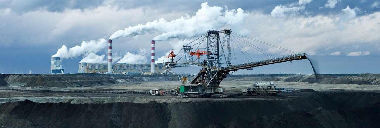 Kraftwerk hinter einem Kohletagebau © iStock/rozpedowski