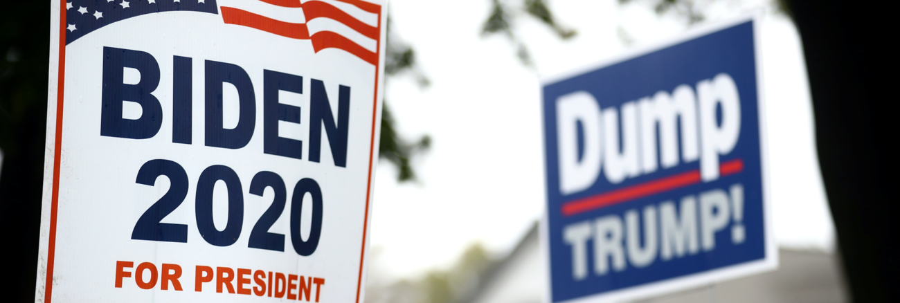 Wahlplakate mit der Aufschrift »Biden 2020 for President« und »Dump Trump!« © REUTERS/Hannah McKay