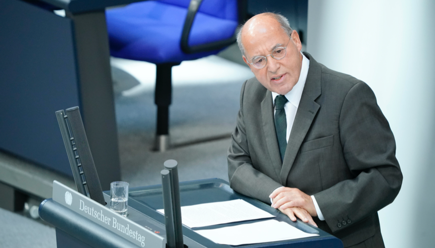 Gregor Gysi am Rednerpult des Bundestages © picture alliance/Flashpic/Jens Krick Gregor Gysi am Rednerpult des Bundestages © picture alliance/Flashpic/Jens Krick