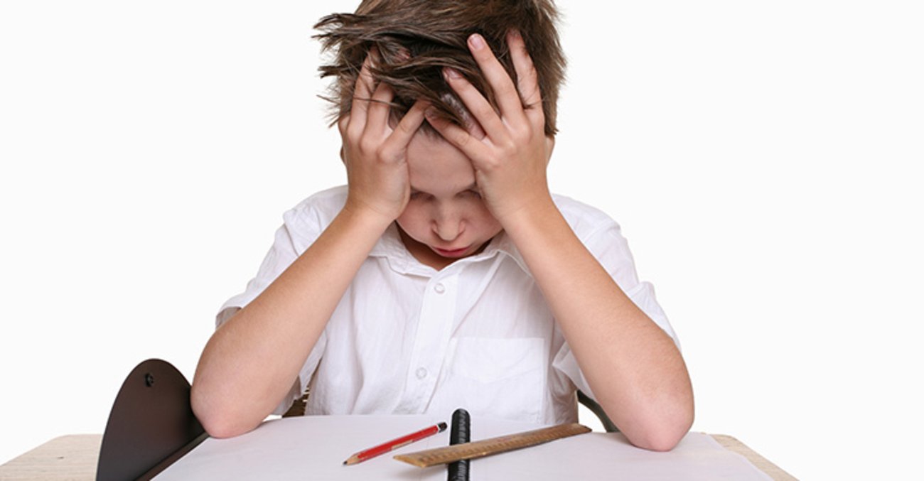 Schüler verzweifelt an seinen Aufgaben