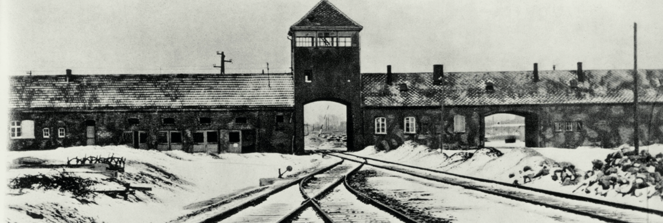 Das Torhaus des Konzentrationslagers Auschwitz-Birkenau, Aufnahme von 1945 © picture alliance/akg-images