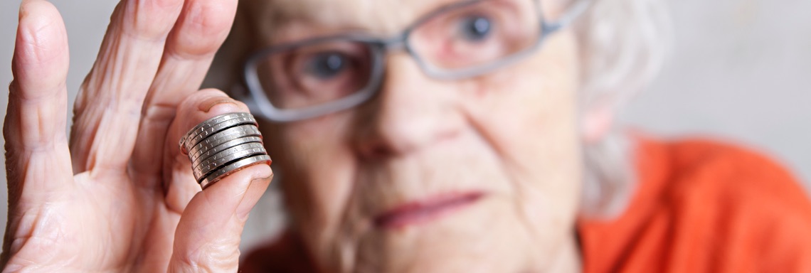 Ältere Frau hält Münzen in der Hand © iStockphoto.com/Rendery