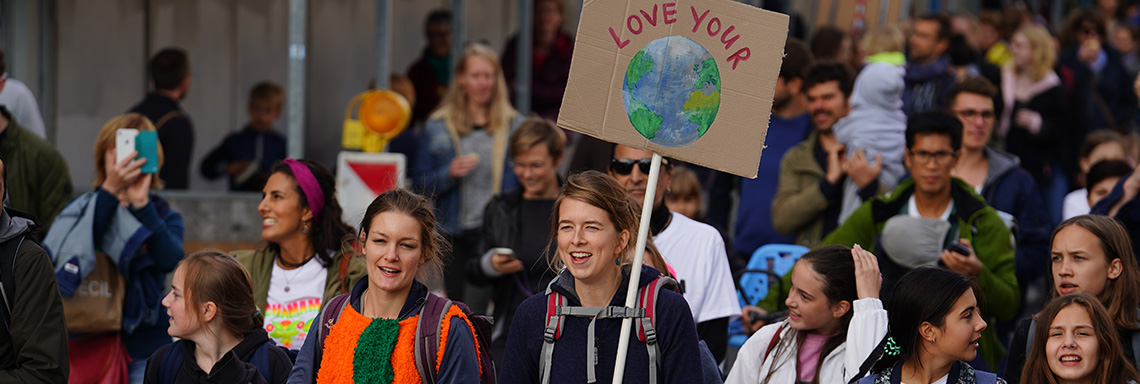 Frauen von Jung bis Alt demonstrieren für das Klima 