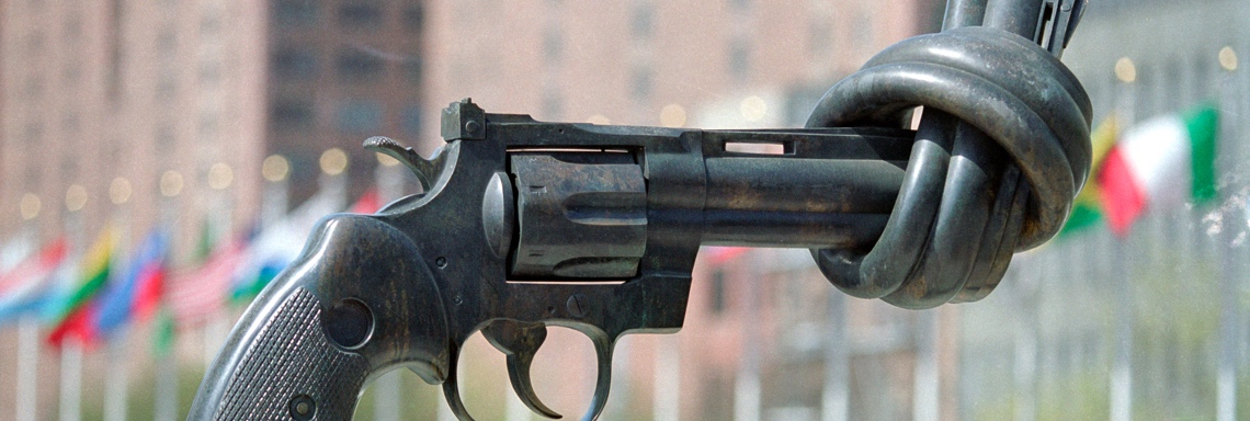 Ein Knoten im Lauf einer Pistole - Die Non-Violence-Skulptur am UNO-Hauptquartier in New York © UN Photo/Pernaca Sudhakaran