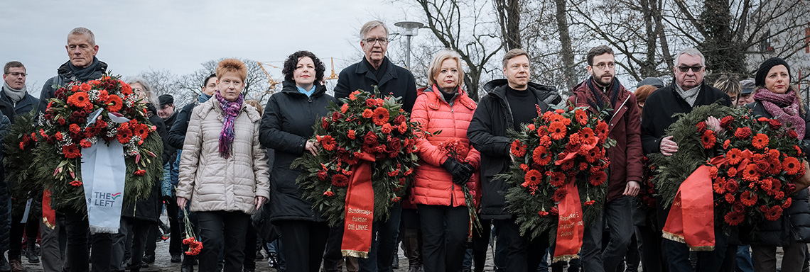 Zum Jahrestag der Ermordung von Liebknecht und Luxemburg: Abgeordnete der Fraktion DIE LINKE legen Blumen an Gedenkstätte nieder
