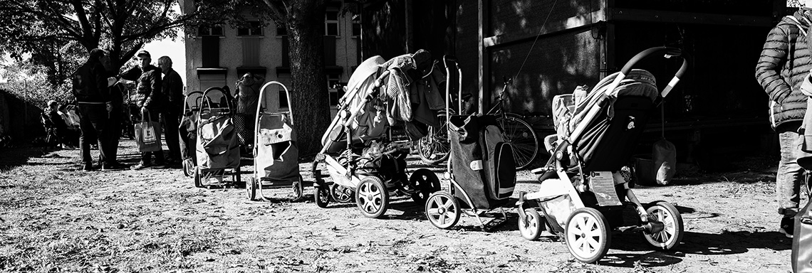 Tafel Berlin: Schlange aus Kinderwagen und Einkaufstrolleys