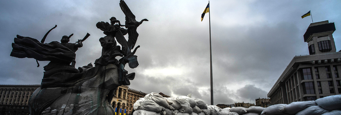 Sandsäcke vor dem Brunnen der Stadtgründer auf dem „Unabhängigkeitsplatz“ der ukrainischen Hauptstadt Kiew