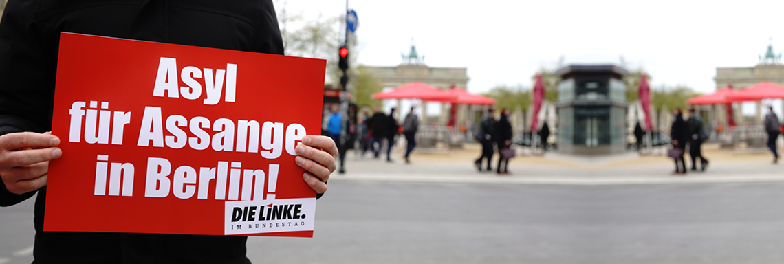 Demonstration am 12. April 2019 vor der Britischen Botschaft in Berlin gegen die Verhaftung von Wikileaks-Gründer Julian Assange © Olaf Krostiz