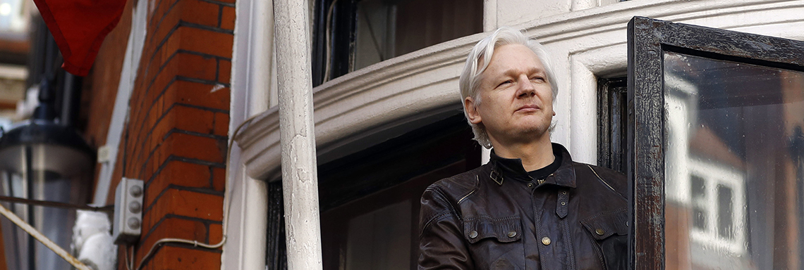WikiLeaks-Gründer Julian Assange tritt auf den Balkon der ecuadorianischen Botschaft in London