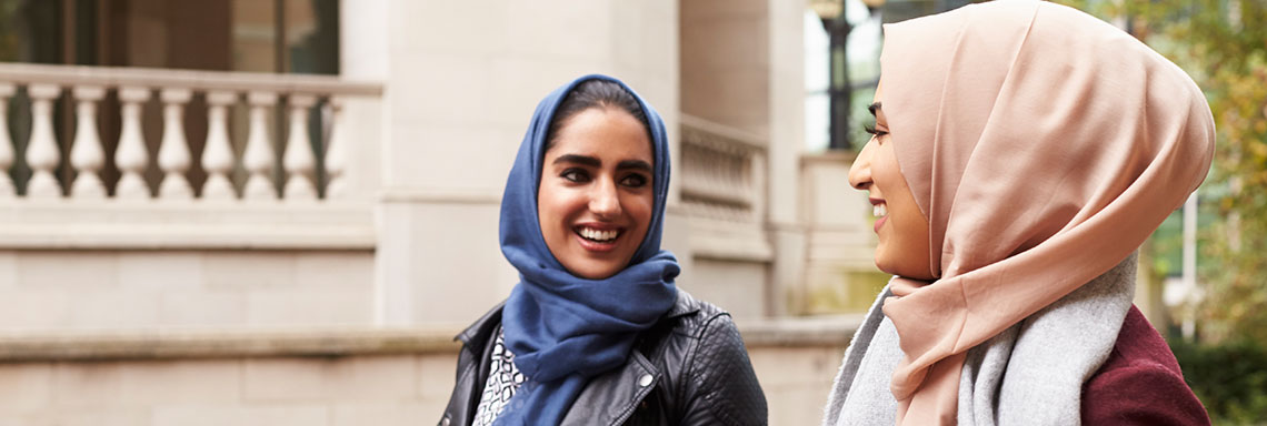 Zwei junge Frauen, die Kopftücher tragen