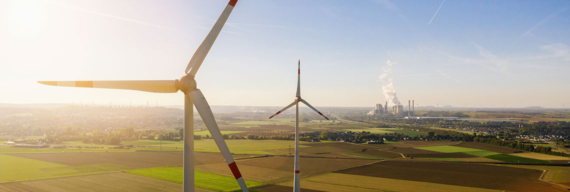 Windräder im Sonnenaufgang © istockphoto.com / rclassenlayouts Windräder im Sonnenaufgang