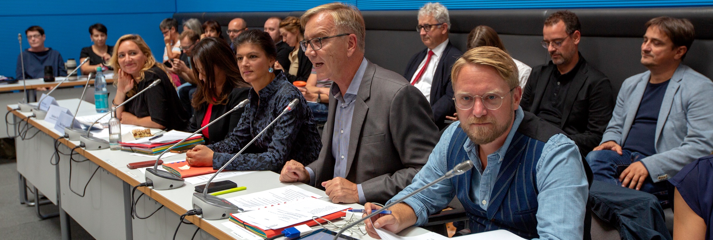 Caren Lay, Sevim Dagdelen, Sahra Wagenknecht, Dietmar Bartsch und Jan Korte (erste Reihe, v.l.n.r.) während einer Fraktionssitzung im Clara-Zetkin-Saal Caren Lay, Sevim Dagdelen, Sahra Wagenknecht, Dietmar Bartsch und Jan Korte (erste Reihe, v.l.n.r.) während einer Fraktionssitzung im Clara-Zetkin-Saal
