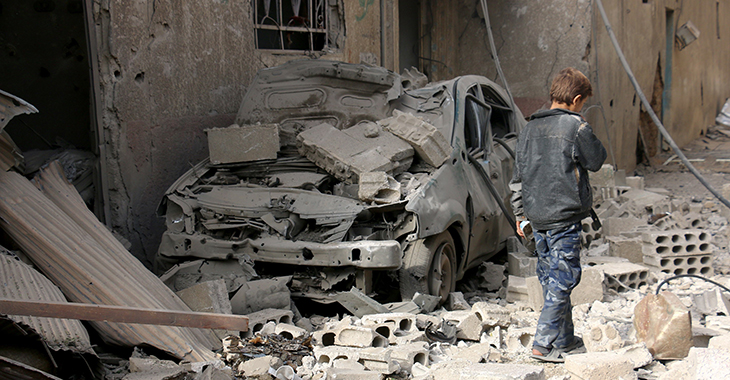 Syrien: Ein Junge geht am 27. November 2017 durch eine von Trümmern bedeckte Straße in einem Vorort von Damaskus. Foto: © picture alliance / abaca Syrien: Ein Junge geht am 27. November 2017 durch eine von Trümmern bedeckte Straße in einem Vorort von Damaskus. Foto: © picture alliance / abaca