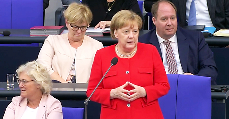 Bundeskanzlerin Angela Merkel im Plenum des Bundestages bei der Befragung durch Abgeordnete