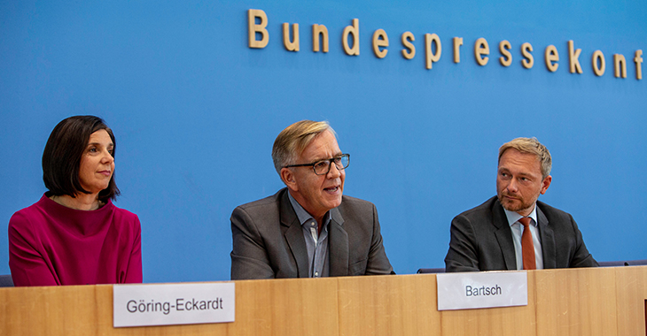 BPK mit Dietmar Bartsch, Christian Lindner und Kathrin Göring-Eckardt zur gemeinsamen Abstrakten Normenkontrollklage gegen das neue bayerische Polizeiaufgabengesetz BPK mit Dietmar Bartsch, Christian Lindner und Kathrin Göring-Eckardt zur gemeinsamen Abstrakten Normenkontrollklage gegen das neue bayerische Polizeiaufgabengesetz