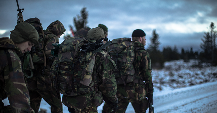 Soldaten marschieren im Rahmen des Trident Juncture Manövers ©NATO