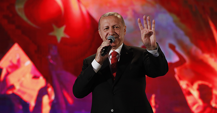 Recep Tayyip Erdogan zeigt bei einer Rede in Istanbul zum Jahrestag des gescheiterten Militärputsches am 15. Juli 2019 den Rabia-Gruß der Muslim-Brüder. Foto: © picture alliance / AP Images