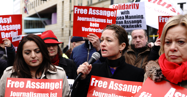 Demonstration am 12. April 2019 vor der Britischen Botschaft in Berlin gegen die Verhaftung von Wikileaks-Gründer Julian Assange © Olaf Krostiz Demonstration am 12. April 2019 vor der Britischen Botschaft in Berlin gegen die Verhaftung von Wikileaks-Gründer Julian Assange © Olaf Krostiz