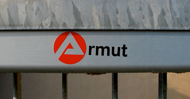 Mit dem Buchstaben A aus dem Arbeitsagentur-Symbol ist das Wort Armut zusammengesetzt © flickr.com/leralle