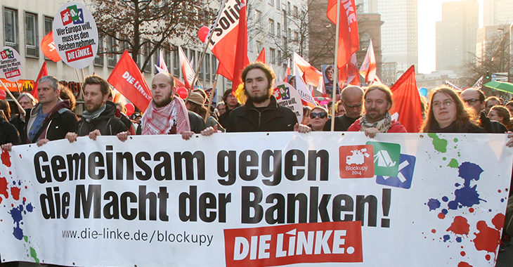 Demonstrierende bei der Blockupy-Kundgebung im März 2015 in Frankfurt/Main; Transparent von "DIE LINKE" mit der Aufschrift "Gemeinsam gegen die Macht der Banken"