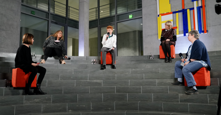 Live-Talk »Die Lobby« am 9. November 2020 - Sophie Liebchen, Idil Baydar, Petra Pau und zwei Vertreterinnen von Omas gegen Rechts (v.l.n.r.) Live-Talk »Die Lobby« am 9. November 2020 - Sophie Liebchen, Idil Baydar, Petra Pau und zwei Vertreterinnen von Omas gegen Rechts (v.l.n.r.)