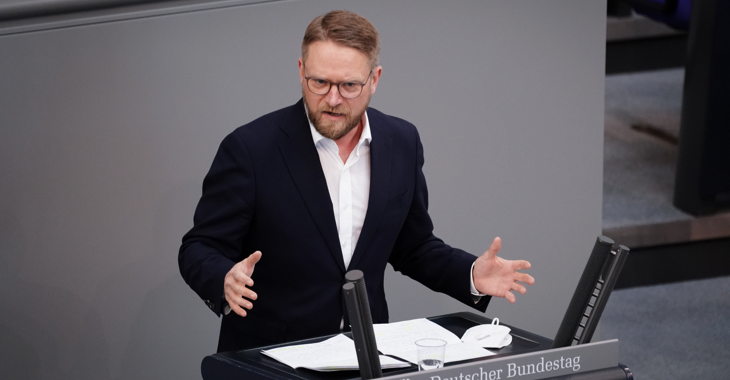 Jan Korte am Rednerpult des Bundestages Jan Korte am Rednerpult des Bundestages