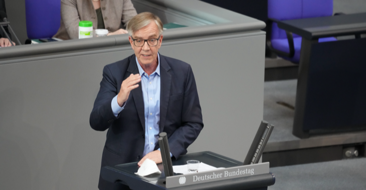 Dietmar Bartsch am Rednerpult des Bundestages Dietmar Bartsch am Rednerpult des Bundestages