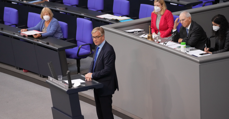 Dietmar Bartsch am Rednerpult des Bundestages Dietmar Bartsch am Rednerpult des Bundestages