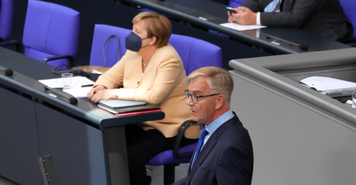 Dietmar Bartsch am Rednerpult des Bundestag, dahinter Bundeskanzlerin Merkel mit Maske auf der Regierungsbank Dietmar Bartsch am Rednerpult des Bundestag, dahinter Bundeskanzlerin Merkel mit Maske auf der Regierungsbank