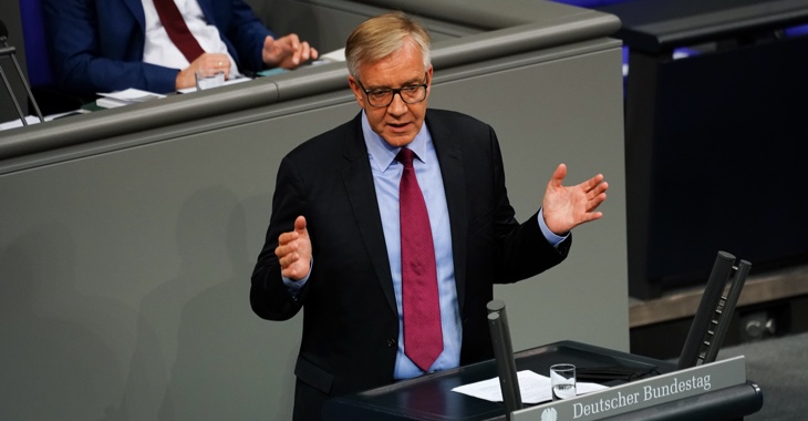 Dietmar Bartsch am Rednerpult des Bundestages Dietmar Bartsch am Rednerpult des Bundestages