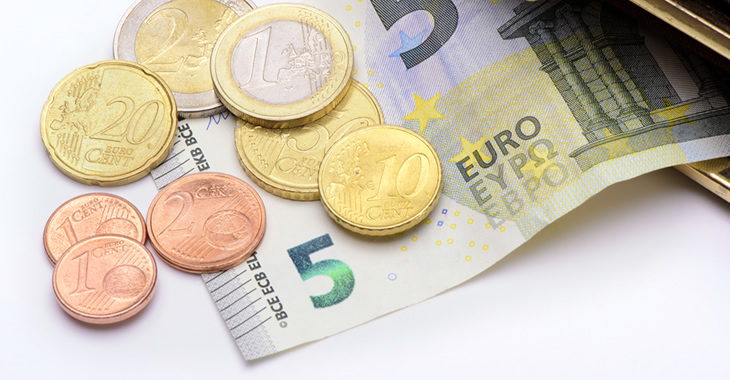 Ein Fünf-Euro-Schein und Münzen im Wert von zusammen 8,84 Euro © iStockphoto.com/filmfoto