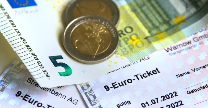 Mehrere 9-Euro-Tickets, ein 5-Euro-Schein und zwei 2-Euro-Münzen © iStock/ Eplisterra