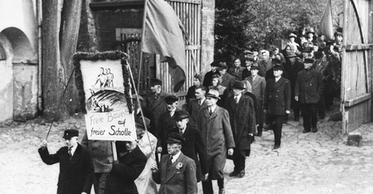 Demonstrationszug zur Bodenreform in der sowjetischen Besatzungszone 1945 ©Bundesarchiv