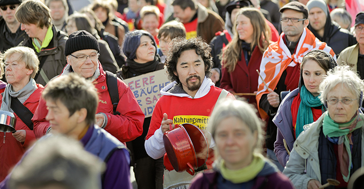 Menschen demonstrieren für Nahrungsmittelsicherheit. Bild: Flickr.com/Campact (CC BY-NC 2.0)