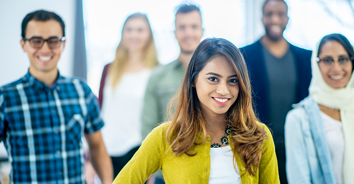 Menschen verschiedener Herkunft stehen lachend in einer losen Gruppe beieinander. | Foto: © istock.com/FatCamera Menschen verschiedener Herkunft stehen lachend in einer losen Gruppe beieinander. | Foto: © istock.com/FatCamera