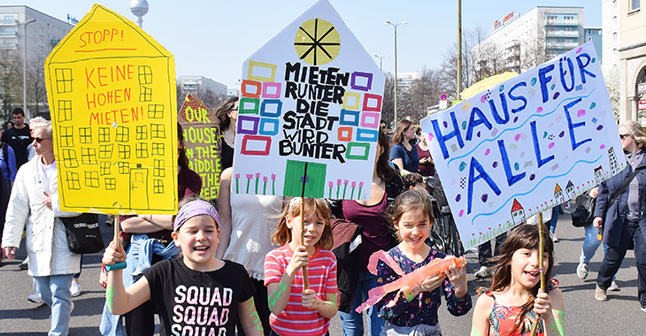 Kinder nehmen im April 2019 an einer Demo gegen zu hohe Mieten in Berlin teil. Foto: Uwe Hiksch (CC BY-NC-SA 2.0)