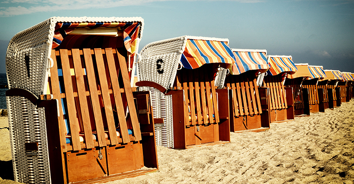 Eine Reihe Strandkörbe im Sand | Bild: Flickr.com/Dirk Vorderstraße (CC BY 2.0)