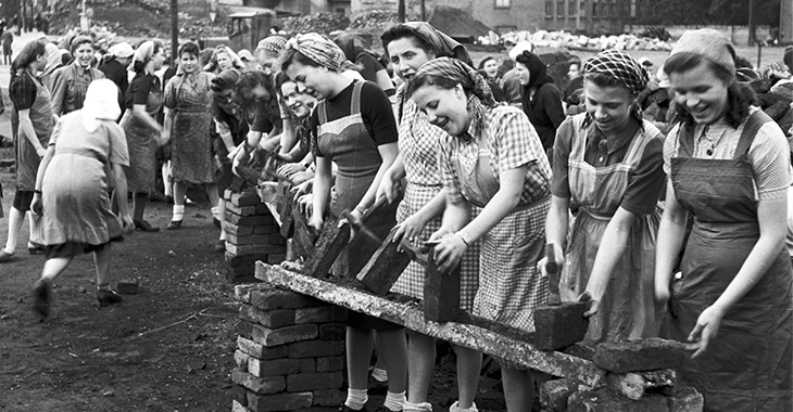 Trümmerfrauen beim Klopfen von Ziegeln bei Enttrümmerungsarbeiten in Dresden. Aufnahmedatum unbekannt (1945-1955). Foto: Deutsche Fotothek / Richard Peter 