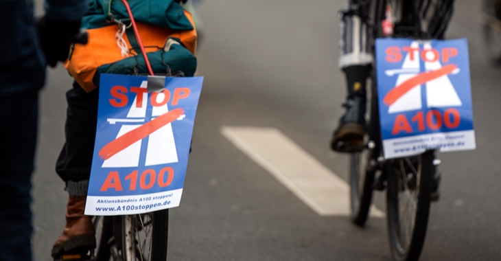 Demonstration gegen die Verlängerungen der Berliner Stadtautobahn A100 in Treptow - zwei Fahrräder mit Schildern mit der Aufschrift: Stop A 100 © picture alliance/dpa|Christophe Gateau