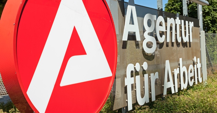 Ein Aussteller mit dem Logo und der Aufschrift: Agentur für Arbeit © iStock/Tree4Two