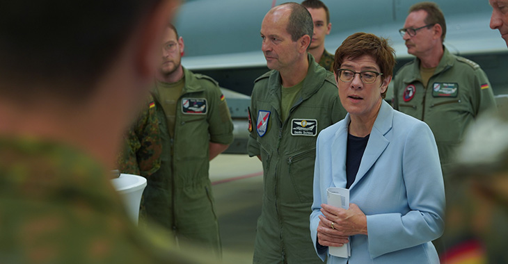 Verteidigungsministerin Annegret Kramp-Karrenbauer vor Soldaten ©ddp United Archives