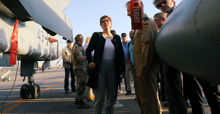 Bundesverteidigungsministerin Annegret Kramp-Karrenbauer vor einem Kampfjet der Bundeswehr © REUTERS/Muhammad Hamed